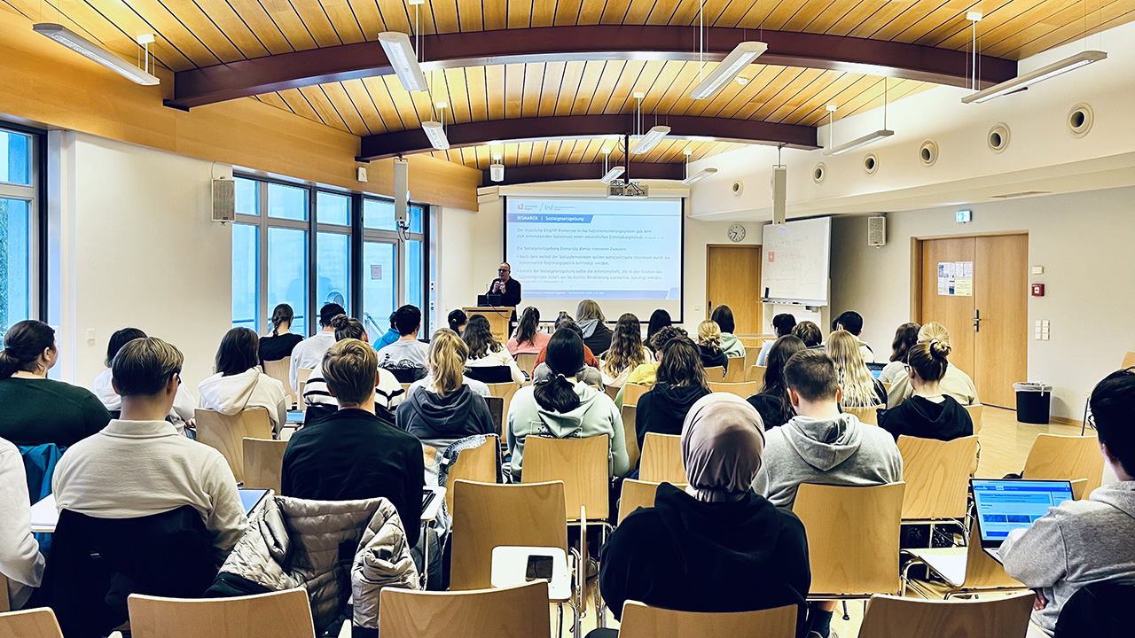 Start Des Wintersemesters: Dr. Olaf Gaus Begrüßte Studierende Zur ...