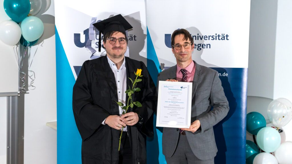 Dr.-Ing. Alexander Keil mit Prof. Dr. Christoph Strünck (Dekan der LWF) auf der Absolventenfeier.