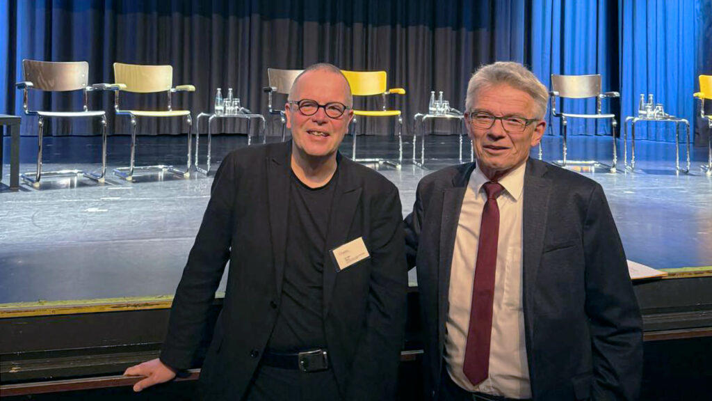 Dr. Olaf Gaus (l.) mit Prof. Josef Hecken auf dem Kongress des Gemeinsamen Bundesausschusses zum Thema „Der Innovationsfonds: Zwischen Verstetigung und Weiterentwicklung“ in Berlin.