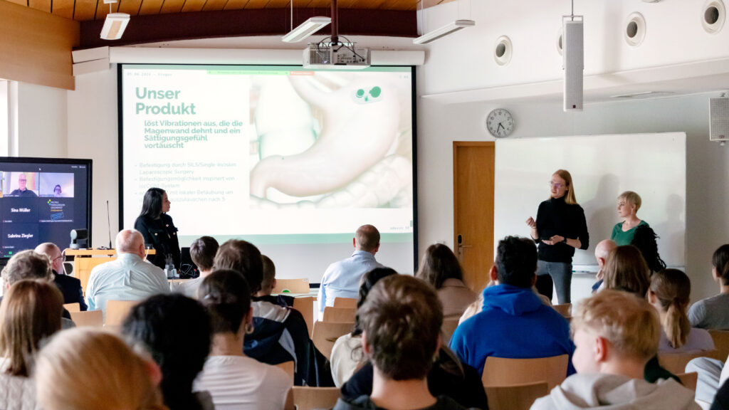 Studentische Teams stellen im Planspiel „MedTech Start-up“ ihre ersten Businessideen in Zusammenarbeit mit Unternehmen aus der Gesundheitsbranche vor.