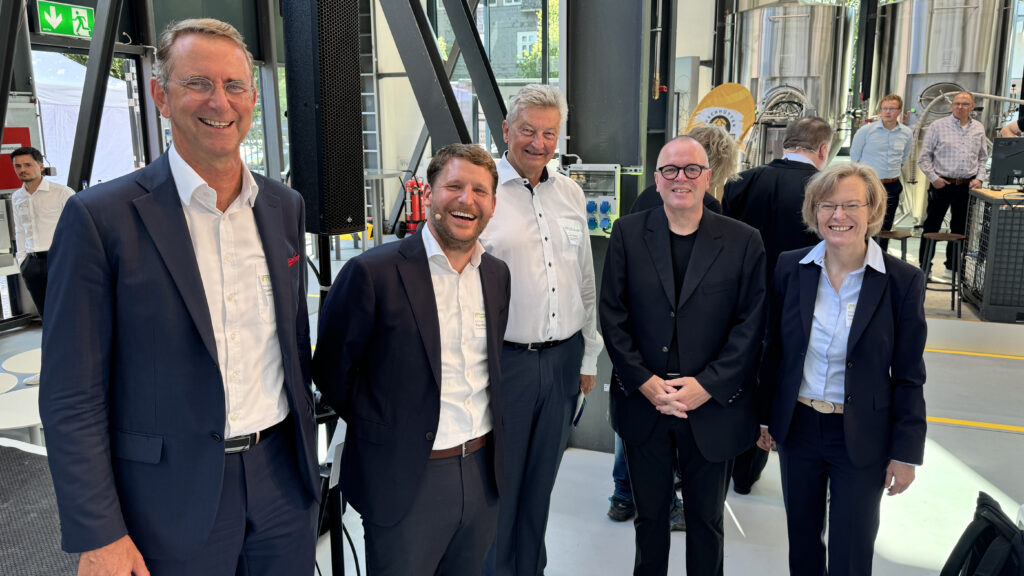 Reger Austausch auf der Industriemesse in Kreuztal (v. l.: Univ.-Prof. Dr.-Ing. Günther Schuh, Univ.-Prof. Dr.-Ing. Peter Burggräf, Axel E. Barten, Dr. Olaf Gaus sowie Prof. Dr. Stefanie Reese).