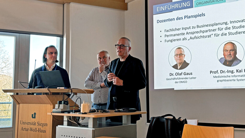 Auftaktveranstaltung des Planspiels mit den Dozenten Dr. Christian Weber, Prof. Dr.-Ing. Kai Hahn und Dr. Olaf Gaus