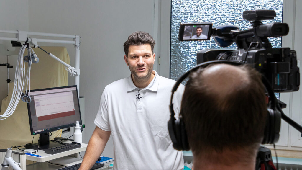 Dr. med. Jörn Thassilo Rustemeyer wird in seiner Praxis vom Team der WDR Lokalzeit interviewt.