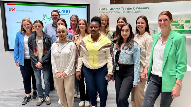 Eine der fünf studentischen Gruppen des Planspiels „MedTech Start-up“ zu Besuch beim Unternehmen Lohmann & Rauscher GmbH & Co. KG in Rengsdorf.