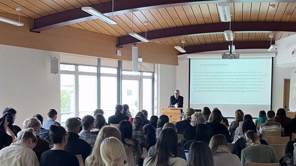 Dr. Olaf Gaus erläuterte den Studierenden in seinem Vortrag „Science Based Start-up Development and the Function of Business Planning“ die wichtigsten Aspekte zur Erstellung eines Businessplans