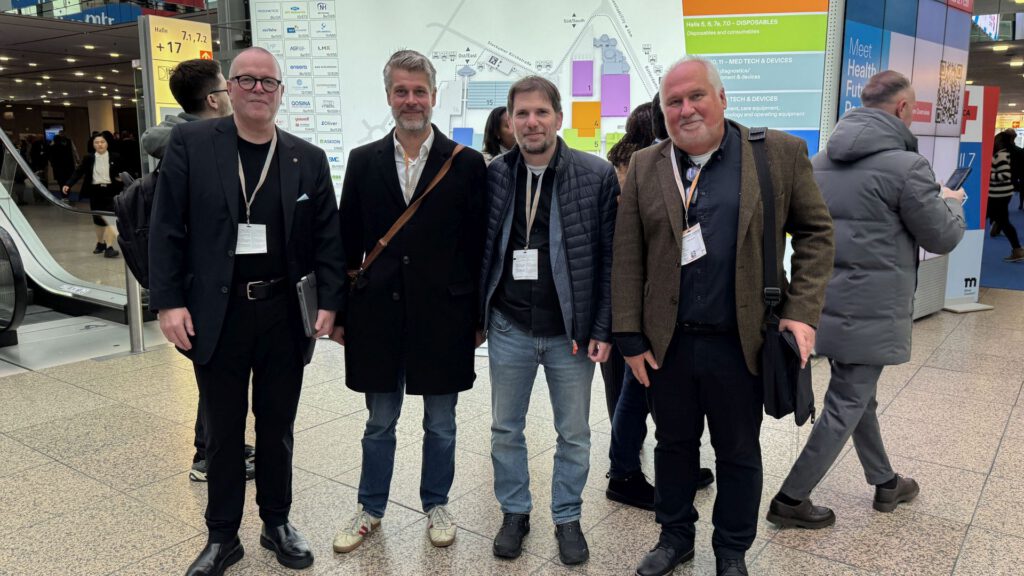 Dr. Olaf Gaus, Dr. Christian Pohl, Prof. Dr. med. Martin Mücke und Prof. Dr.-Ing. Kai Hahn (v. l. n. r.) besuchten die MEDICA 2025 in Düsseldorf, um sich mit anderen Expert*innen über Innovationen in der Medizintechnik auszutauschen.