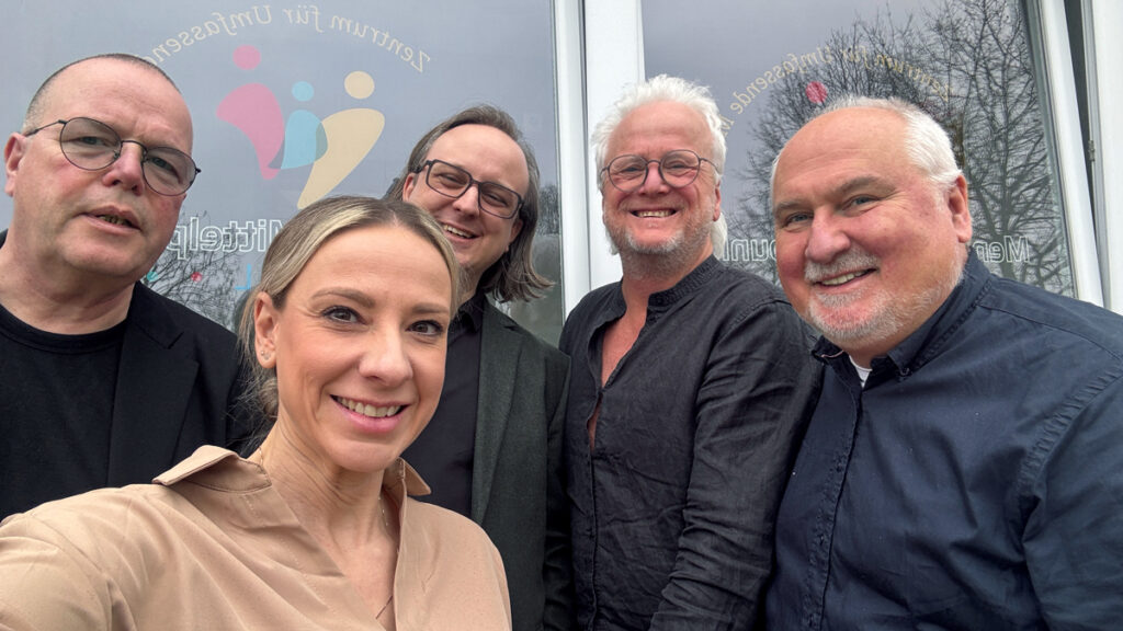 Besuch der digitalen DIHVA-Praxis in Etteln: v. l. Dr. Olaf Gaus (Geschäftsführender Leiter DMGD), Antje Stavesund (DIHVA in Etteln), Dr. Christian Weber (Leiter der Arbeitsgruppe .MIGS), Dr. med. Thomas Bandorski (niedergelassener Hausarzt und Betreiber der DIHVA-Praxis in Etteln) und Prof. Dr.-Ing. Kai Hahn (Leiter der Arbeitsgruppe .MIGS).