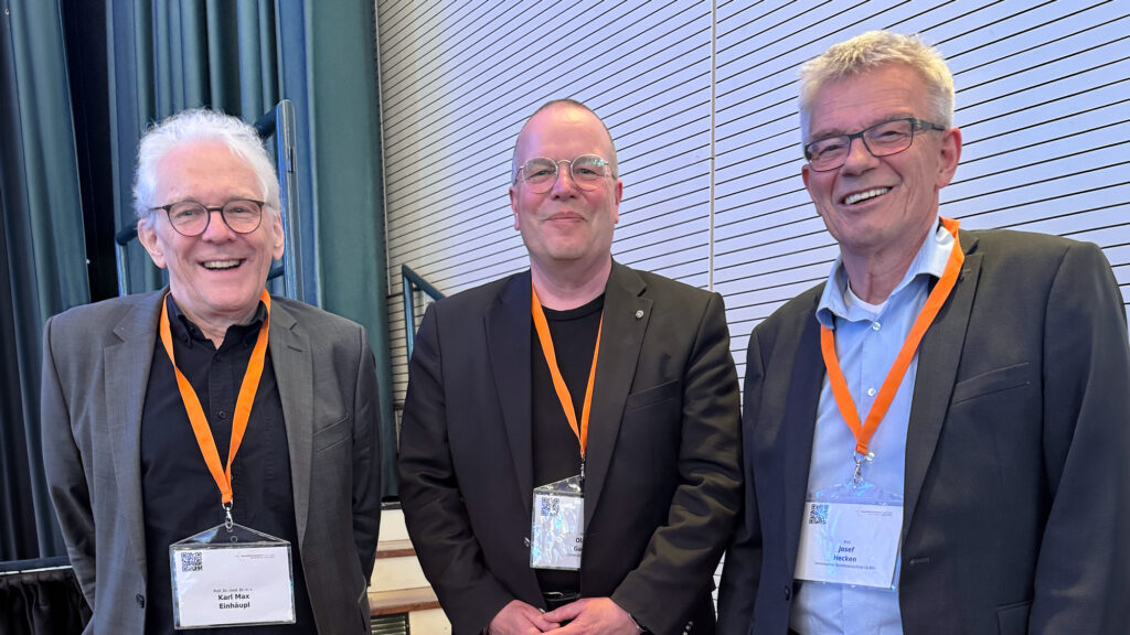 Gesundheitskongress des Westens 2026 (v.l.n.r.): Kongresspräsident Prof. Dr. med. Dr. h.c. Karl Max Einhäupl, Dr. Olaf Gaus, Geschäftsführer des ZiGS der Universität Siegen, und Prof. Josef Hecken, Unparteiischer Vorsitzender des Gemeinsamen Bundesausschusses (G-BA) und Vorsitzender des Innovationsausschusses.